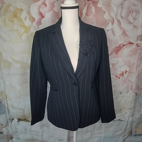 Tahari Arthur S Levine PinStriped Petite Blazer - Picture 2 of 16